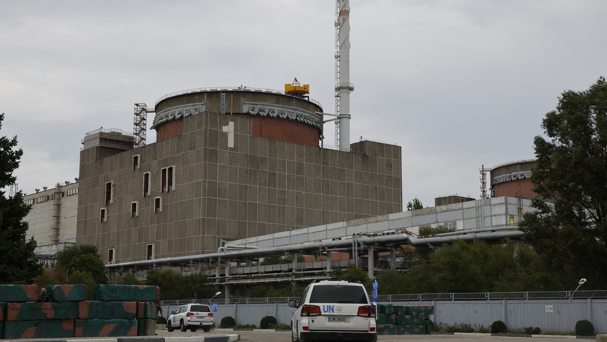 ARCHIV - 01.09.2022, Ukraine, Enerhodar: Eine Fahrzeugkolonne mit Mitgliedern der Internationalen Atomenergiebeh