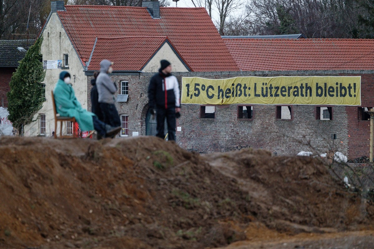 dpatopbilder - 08.01.2023, Nordrhein-Westfalen, Erkelenz: An einem Haus im Dorf Lützerath hängt ein Banner mit der Aufschrift « 1,5 Grad Celsius heißt: Lützerath bleib». Lützerath soll zur Erweiterung ...