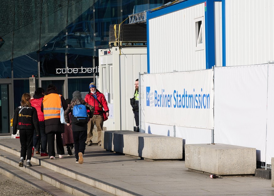 Kriegsflüchtlinge aus der Ukraine gehen am Hauptbahnhof Berlin zum Zelt der Berliner Stadtmission, das als Erstanlaufstelle für Geflüchtete dient.