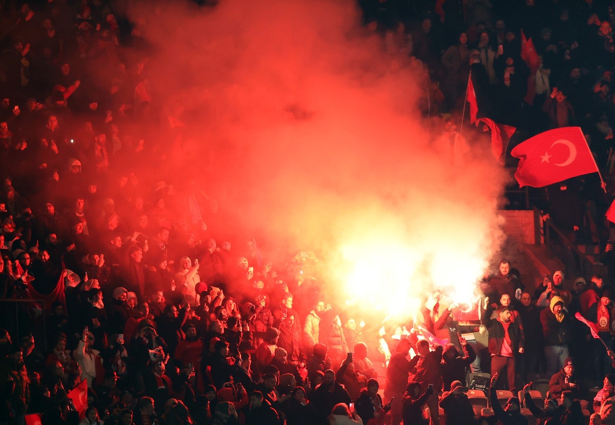 18.11.2023, Berlin: Fußball: Länderspiele, Deutschland - Türkei, Olympiastadion, Türkische Fans jubeln nach dem Schlusspfiff über den 3:2-Sieg. WICHTIGER HINWEIS: Gemäß den Vorgaben der DFL Deutsche F ...