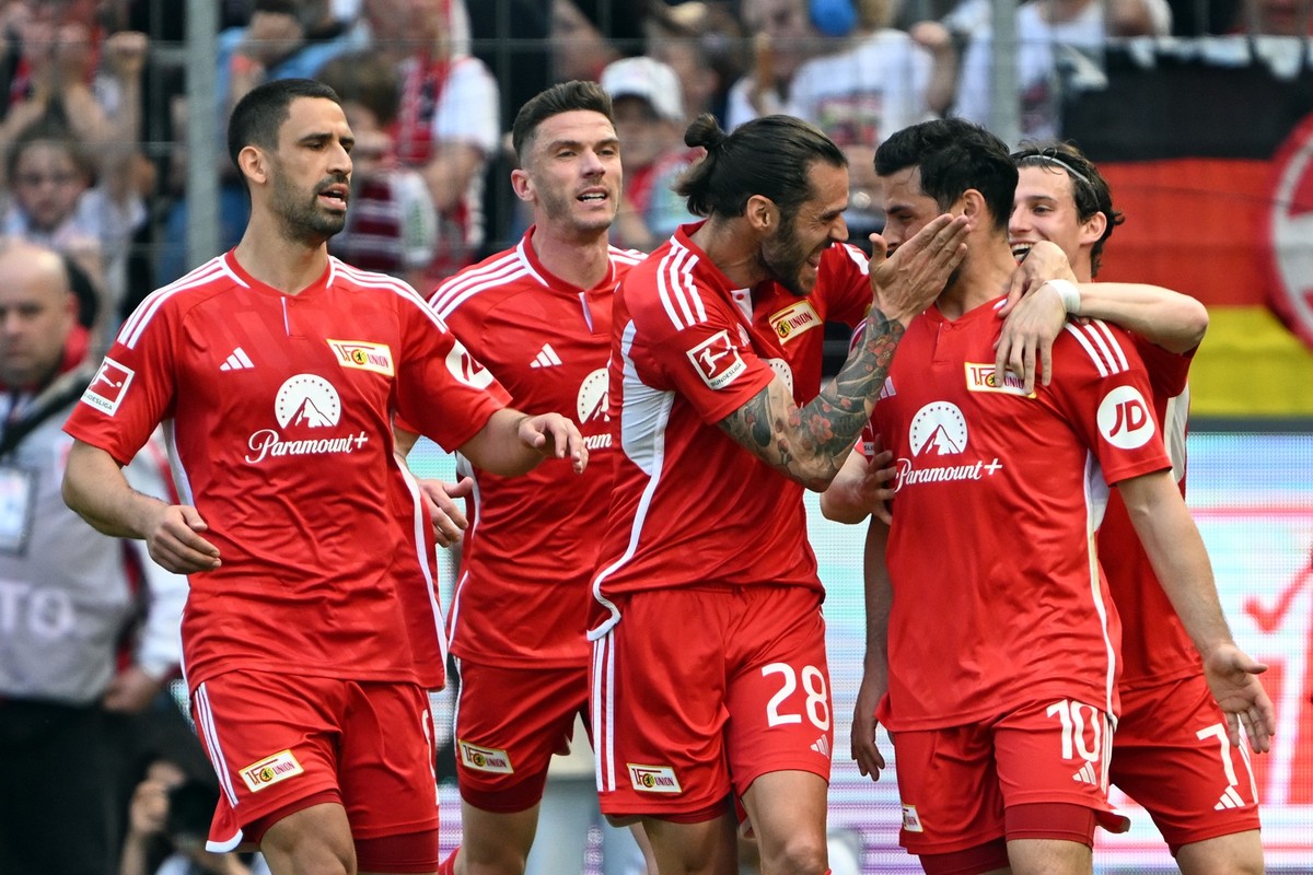 11.05.2024, Nordrhein-Westfalen, Köln: Fußball: Bundesliga, 1. FC Köln - 1. FC Union Berlin, 33. Spieltag, im RheinEnergieStadion. Berlins Kevin Volland (2.v.r) jubelt mit den Teamkollegen Rani Khedir ...