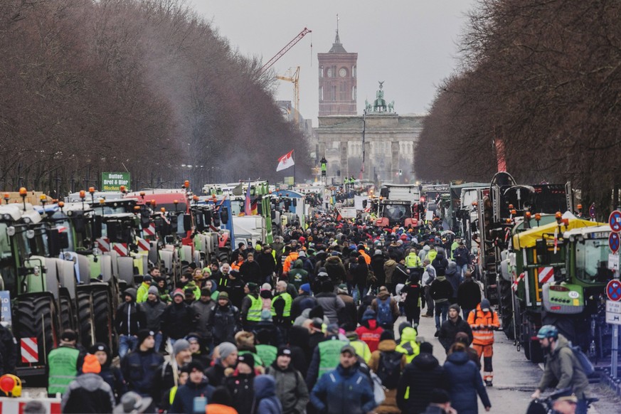 Strassenblockaden, aufgenommen im Rahmen der Bauern-Proteste in Berlin, 15.01.2024. Am Montag werden im Rahmen der Protestwoche der Landwirtinnen und Landwirten 10.000 Teilnehmer erwartet. Sie protest ...