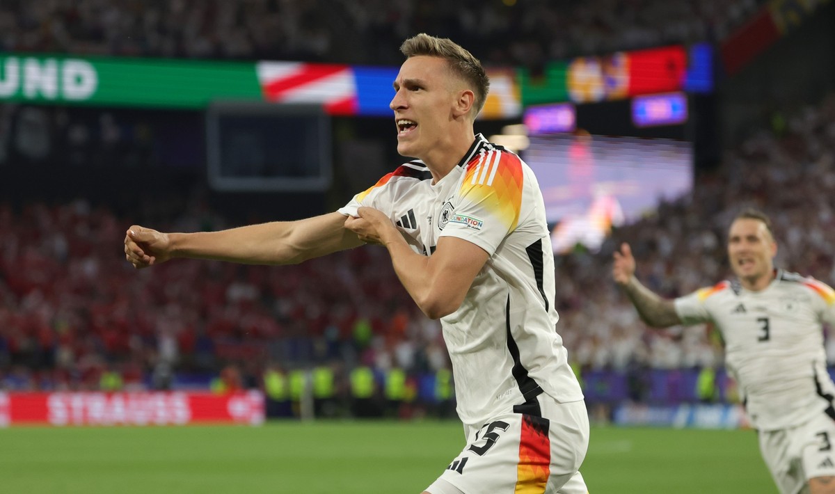29.06.2024, Nordrhein-Westfalen, Dortmund: Fu�ball, UEFA Euro 2024, EM, Deutschland - D�nemark, Finalrunde, Achtelfinale, Stadion Dortmund, Deutschlands Nico Schlotterbeck bejubelt sein vermeintliches ...