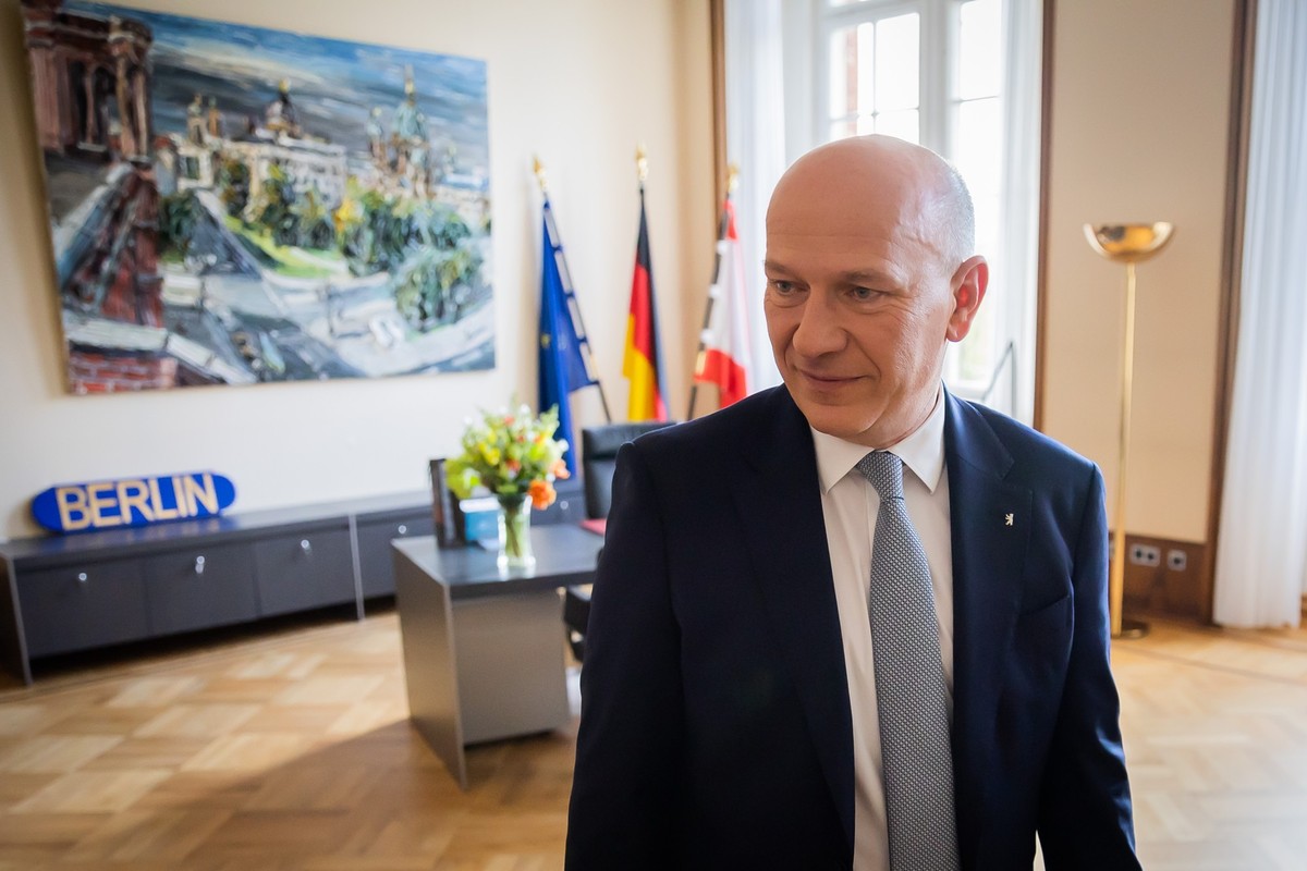 27.04.2023, Berlin: Kai Wegner (CDU), Regierender Bürgermeister von Berlin, kommt zur Amtsübergabe ins Amtszimmer des Roten Rathauses. Kai Wegner wurde zuvor im Abgeordnetenhaus von Berlin im dritten  ...