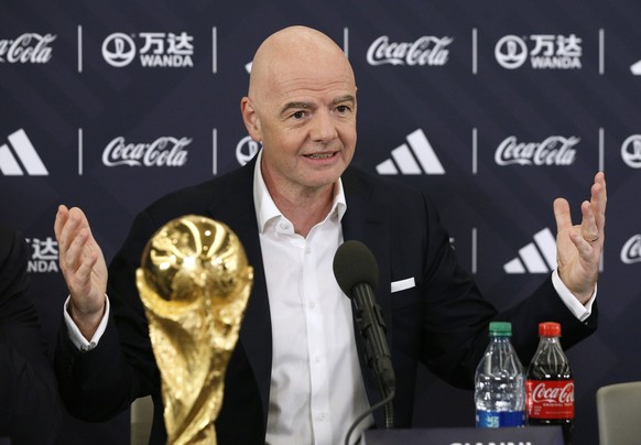 ARCHIV - 16.06.2022, USA, New York: Gianni Infantino, FIFA-Pr�sident, beantwortet Fragen w�hrend einer Pressekonferenz zur Fu�ball-Weltmeisterschaft 2026. (zu dpa: �Bericht: Modus f�r Fu�ball-WM 2026  ...