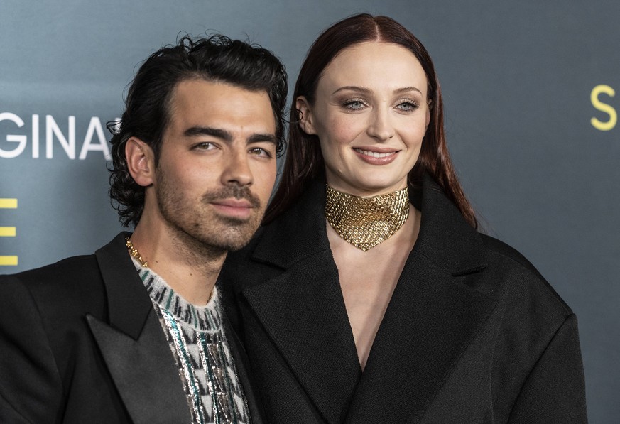 Entertainment Bilder des Tages NY: The Staircase TV show premiere by HBOMAX Joe Jonas and Sophie Turner wearing dress by Louis Vuitton attend The Staircase TV show premiere at MoMA New York New York U ...