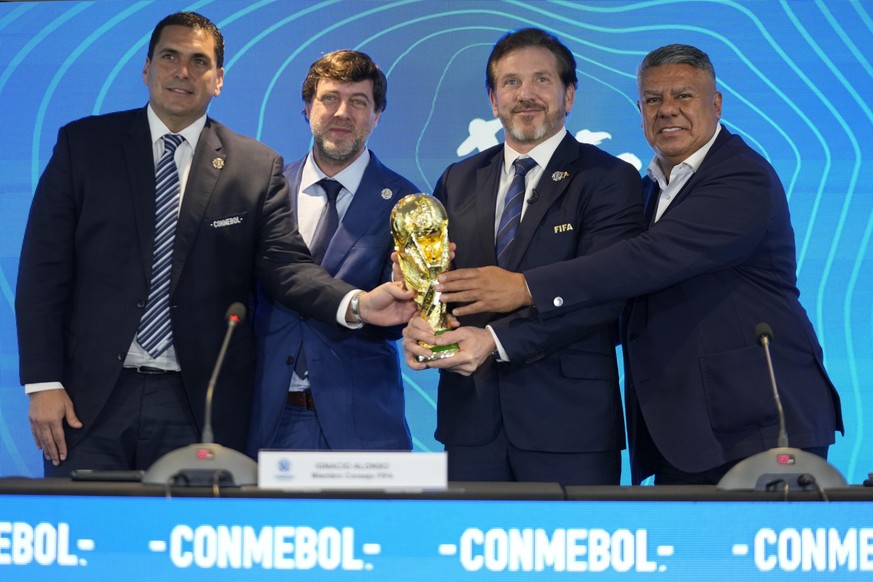 04.10.2023, Paraguay, Luque: Robert Harrison (l-r), Paraguays Fußballverbandspräsident, Ignacio Alonso, FIFA-Delegierter, Alejandro Dominguez, Conmebol-Präsident und Conmebol-Vizepräsident Claudio Tap ...