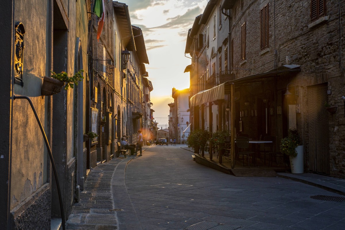 Italy, Province of Siena, Radicondoli, Old town alley at sunset, MAMF02117