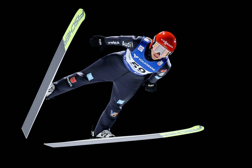 Hier springt die Deusche Katharina Althaus – bisher gibt es für sie noch keine Möglichkeit, sich mit anderen Skispringerinne bei der Vierschanzentournee zu messen.  