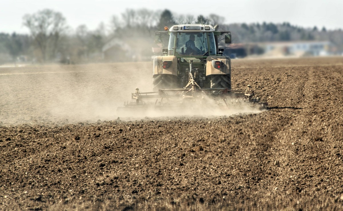 IMAGO Nature: Unsere Erde, Umweltprobleme, Bodenerosion Problem Trockenheit, Landwirt mit Traktor auf dem Acker, wirbelt Staubwolken auf, Nähe München, 24. März 2022 Deutschland, Nähe München, 24.03.2 ...
