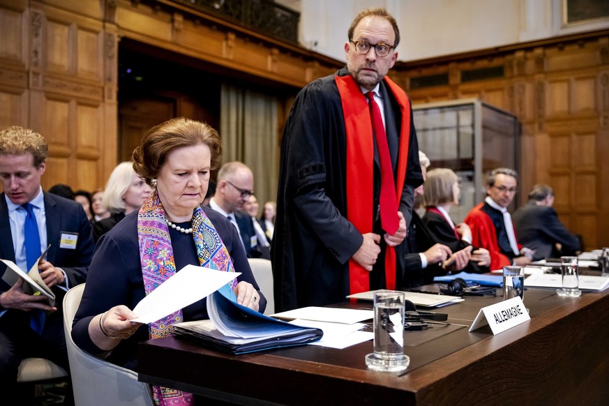 ARCHIV - 09.04.2024, Niederlande, Den Haag: Tania von Uslar-Gleichen (l), Justiziarin und Leiterin der Rechtsabteilung des Auswärtigen Amtes von Deutschland, am zweiten Tag der Anhörung vor dem Intern ...