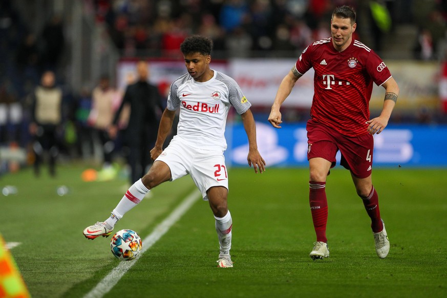 l-r: im Zweikampf, Aktion, mit Karim Adeyemi 27 FC Red Bull Salzburg und Niklas Suele 4 FC Bayern Muenchen, FC Red Bull Salzburg vs. FC Bayern Muenchen, Champions League, Achtelfinale, 16.02.2022 Salz ...