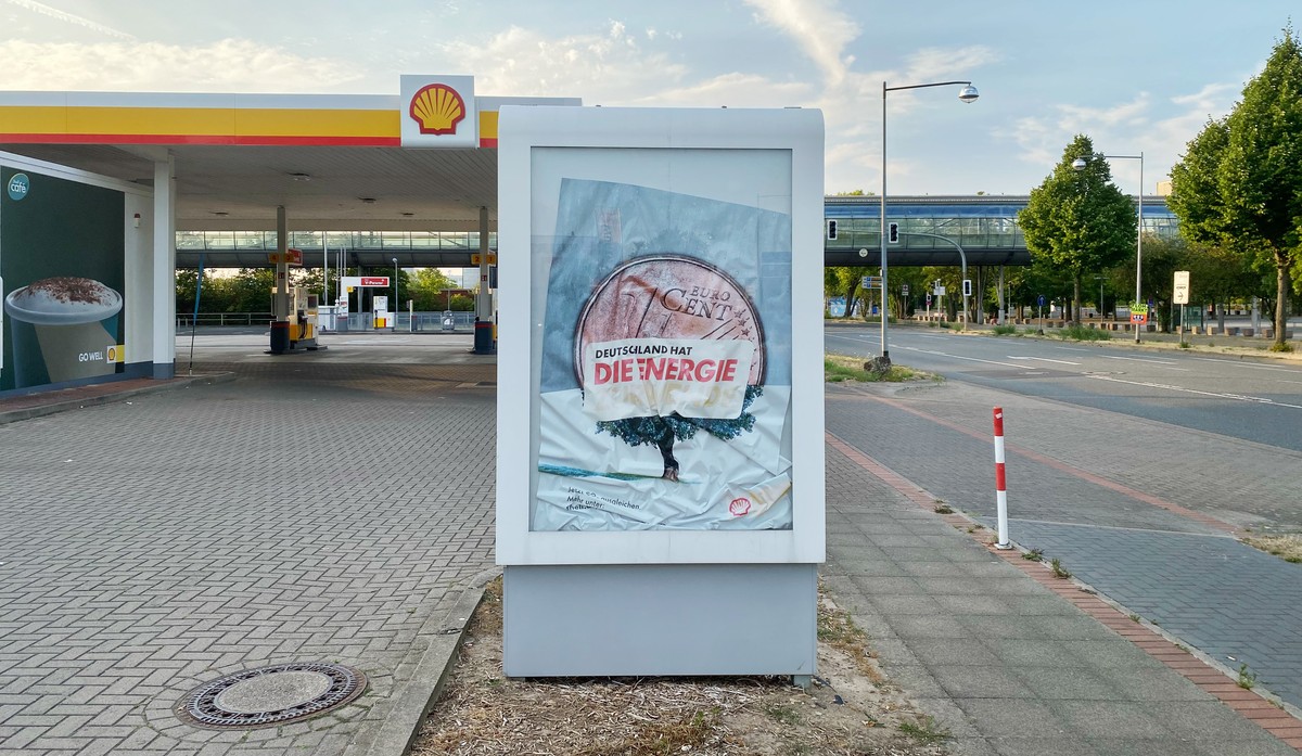 19.07.2022, Niedersachsen, Hannover: Ein Werbeplakat mit Aufschrift "Deutschland hat die Energie zur Wende" ist an einer Shell Tankstelle in einem Schaukasten in sich zusammengefallen. Foto: ...