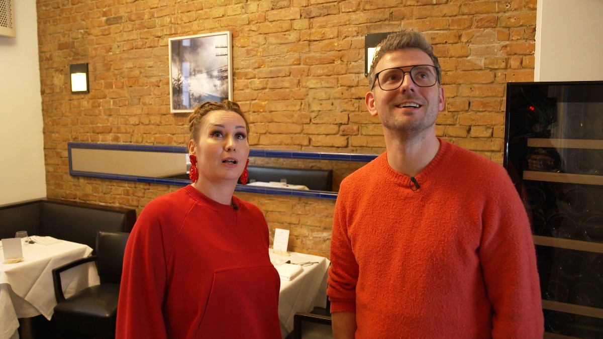 Tim (2.v.l.) hat Spaß in der Küche.
Die Verwendung des sendungsbezogenen Materials ist nur mit dem Hinweis und Verlinkung auf RTL+ gestattet.