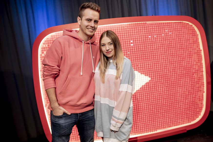 05.12.2018, Berlin: Das YouTuber-Paar Julian «Julienco» Claßen und Bianca «Bibi» Claßen stehen beim YouTube-Jahresrückblick 2018 im YouTube Space Berlin vor einem YouTube-Logo. Foto: Christoph Soeder/ ...