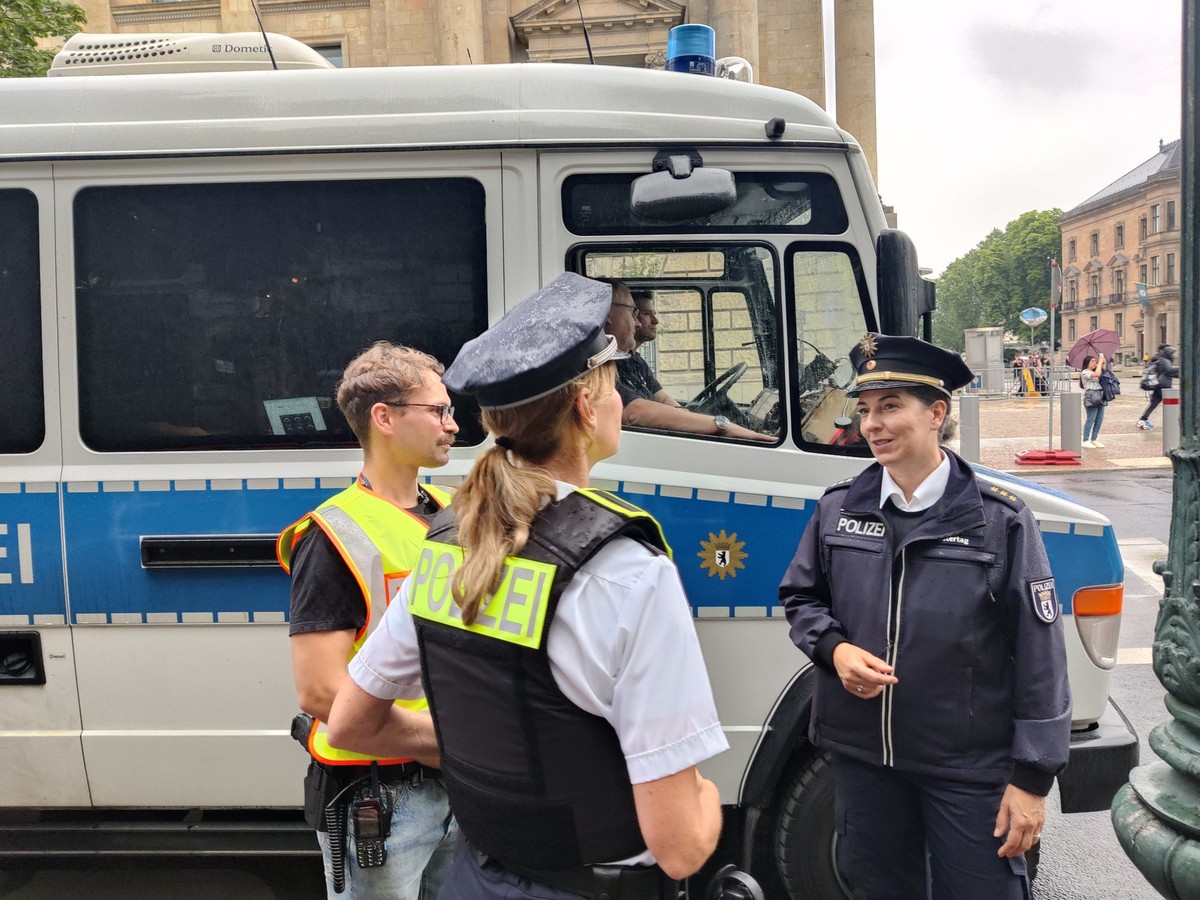 Beate Ostertag (r.), Polizeisprecherin Berlin, im Gespräch mit ihren Kolleg:innen.