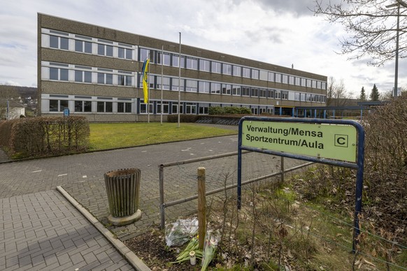 18.03.2023, Nordrhein-Westfalen, Freudenberg: Die Schule, auf die das M�dchen Luise gegangen ist. Blumen liegen am Eingang auf den Schulhof. F�r die get�tete zw�lfj�hrige Luise aus Freudenberg im Sieg ...