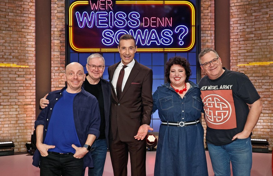 ARD WER WEISS DENN SOWAS? FOLGE 1157, &quot;Joachim Kroll und Meltem Kaptan&quot;, am Montag (22.04.24) um 18:00 Uhr im ERSTEN.
Moderator Kai Pflaume (M.) und seine Rateteam-Kapitäne Bernhard Hoëcker  ...