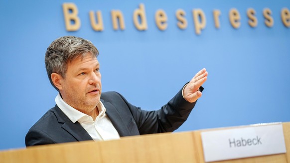 11.01.2022, Berlin: Robert Habeck (Bündnis 90/Die Grünen), Bundesminister für Wirtschaft und Klimaschutz, stellt in der Bundespressekonferenz Sofortmaßnahmen für die Klimaziele der Bundesregierung vor ...