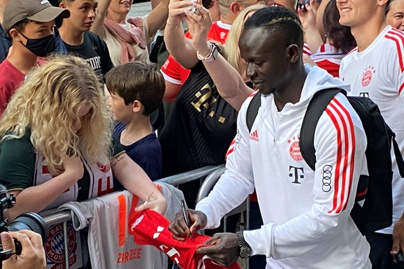 18.07.2022, USA, Washington: Fu�ball: Bundesliga, M�nchen, FC Bayern auf der USA-Reise, Ankunft: Sadio Mane vom FC Bayern M�nchen gibt bei der Ankunft am Hotel Fans Autogramme. Der FC Bayern M�nchen h ...