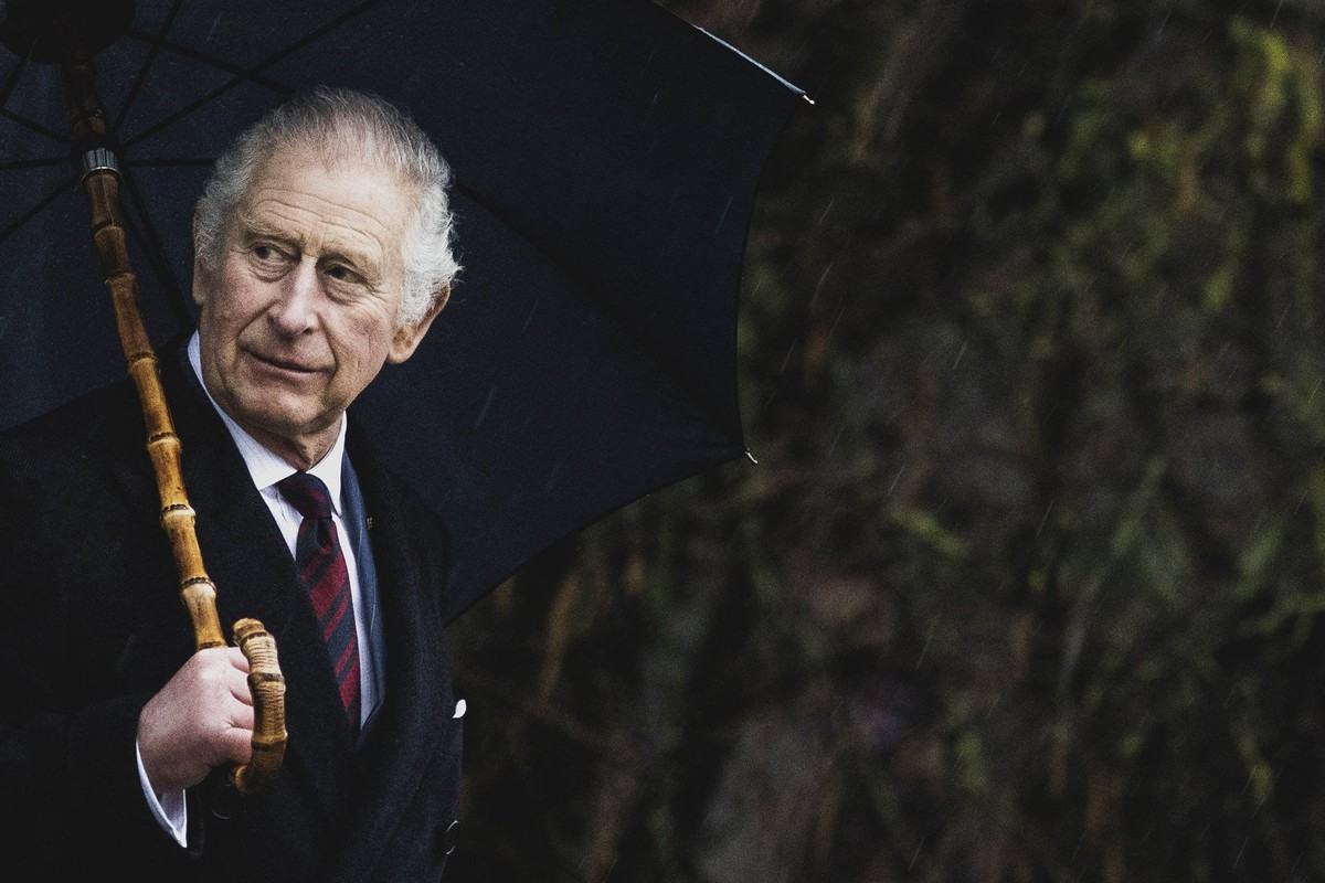 Entertainment Bilder des Tages Koenig Charles III., Staatsoberhaupt von Grossbritannien, aufgenommen waehrend eines Regenschauers im Rahmen eines Besuch im Oekodorf Brodowin, 30.03.2023. In der dreita ...