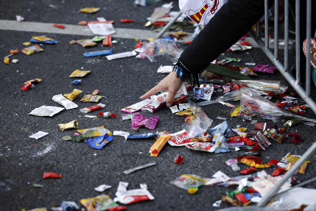Ein Jeck greift nach Kamelle auf dem Rosenmontagszug 2023 unter dem Motto 200 Jahre Kölner Karneval Ov Krüz oder quer in Köln. In diesem Jahr startet der Zug erstmalig auf der rechten Rheinseite. Dadu ...