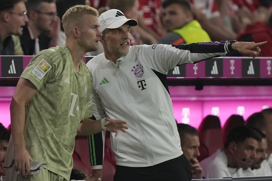 Bayern&#039;s head coach Thomas Tuchel talks to Bayern&#039;s Matthijs de Ligt, left, during the German Bundesliga soccer match between Bayern Munich and Bayer 04 Leverkusen, at the Allianz Arena stad ...