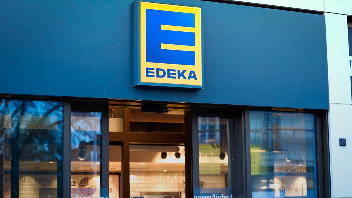 Symbolbild des Lebensmitteleinzelhaendler EDEKA Symbolfoto Logo des Supermarkt EDEKA Deutschland *** Symbol image of food retailer EDEKA symbol photo logo of supermarket EDEKA Germany