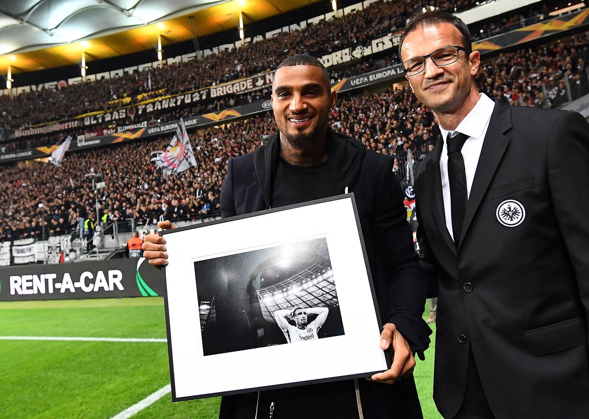 04.10.2018, xjhx, Fussball UEFA Europa League, Eintracht Frankfurt - Lazio Rom emspor, v.l. Kevin Prince Boateng verabschiedung, Vorstand Fredi Bobic (Mitglied des Vorstandes Eintracht Frankfurt Fussb ...