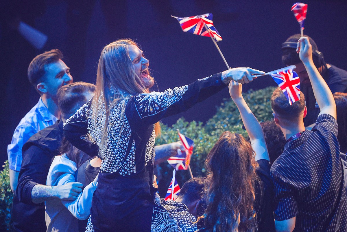 15.05.2022, Italien, Turin: Das Team um Sam Ryder aus Gro�britannien bei der Punktevergabe im Finale des Eurovision Song Contest (ESC). Der internationale Musikwettbewerb findet zum 66. Mal statt. Im ...