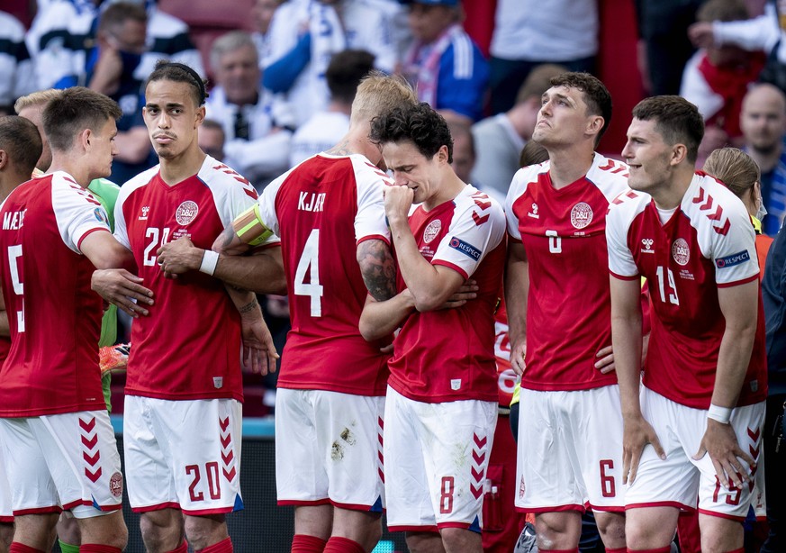 Yussuf Poulsen, Simon Kjaer, Thomas Delaney, Andreas Christensen og Jonas Wind mens Christian Eriksen faar behandling under EM landskampen mellem Danmark-Finland i Parken, Koebenhavn loerdag den 12. j ...