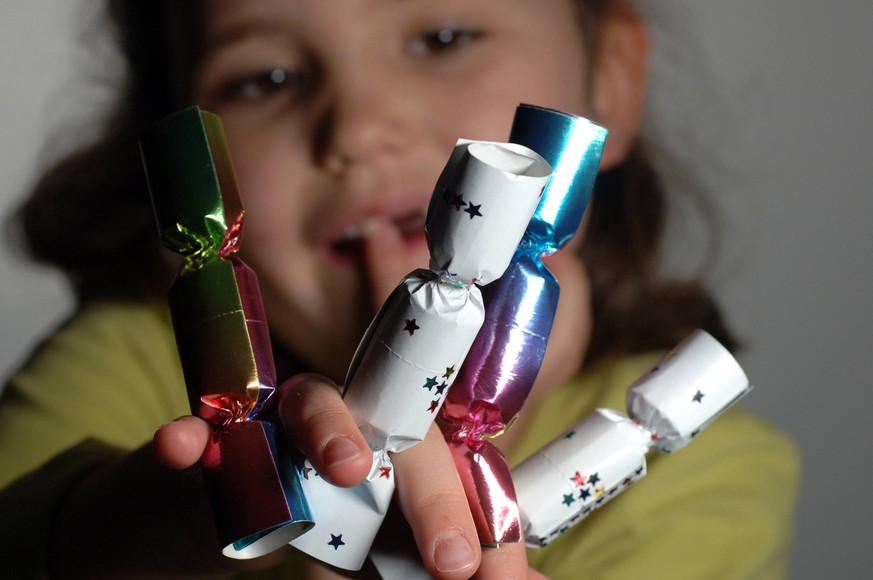 Bildnummer: 51040971 Datum: 28.12.2005 Copyright: imago/Petra Schneider
Kleines Mädchen spielt mit Knallbonbons - Silvesterknaller können in der Hand von Kindern gefährlich sein , Objekte , Personen;  ...