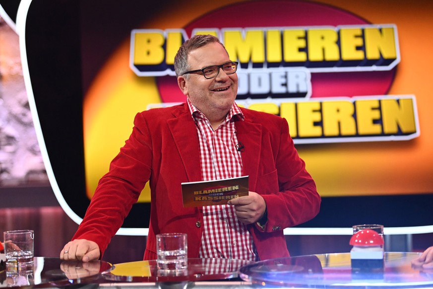 Sonne, Elton, Sonnenschein. In diesem Jahr hat der Moderator ein besonderes Sommeroutfit. Ab 22. Juni schl