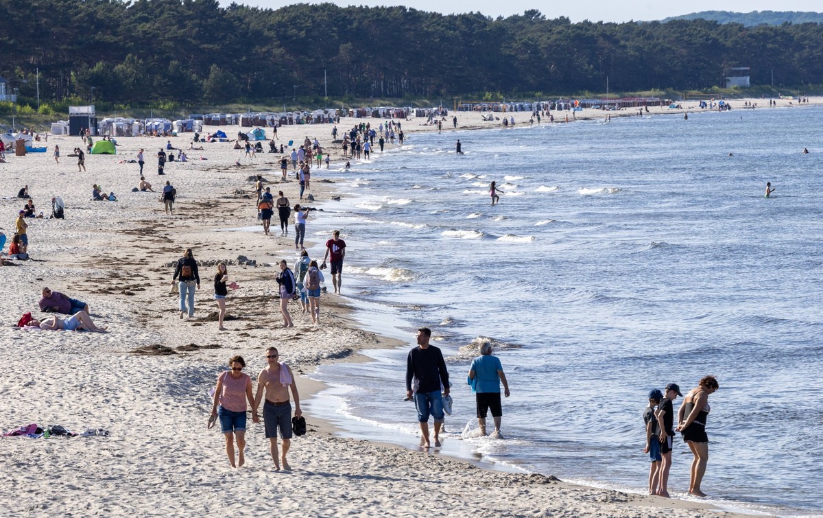 Strandwetter auf Ruegen Die Urlauber nutzen den Sonnenschein zum Strandbesuch in Binz Landkreis Vorpommern-Ruegen. Die Insel Ruegen ist eine der beliebtesten Urlaubsregionen an der Ostseekueste. Binz  ...