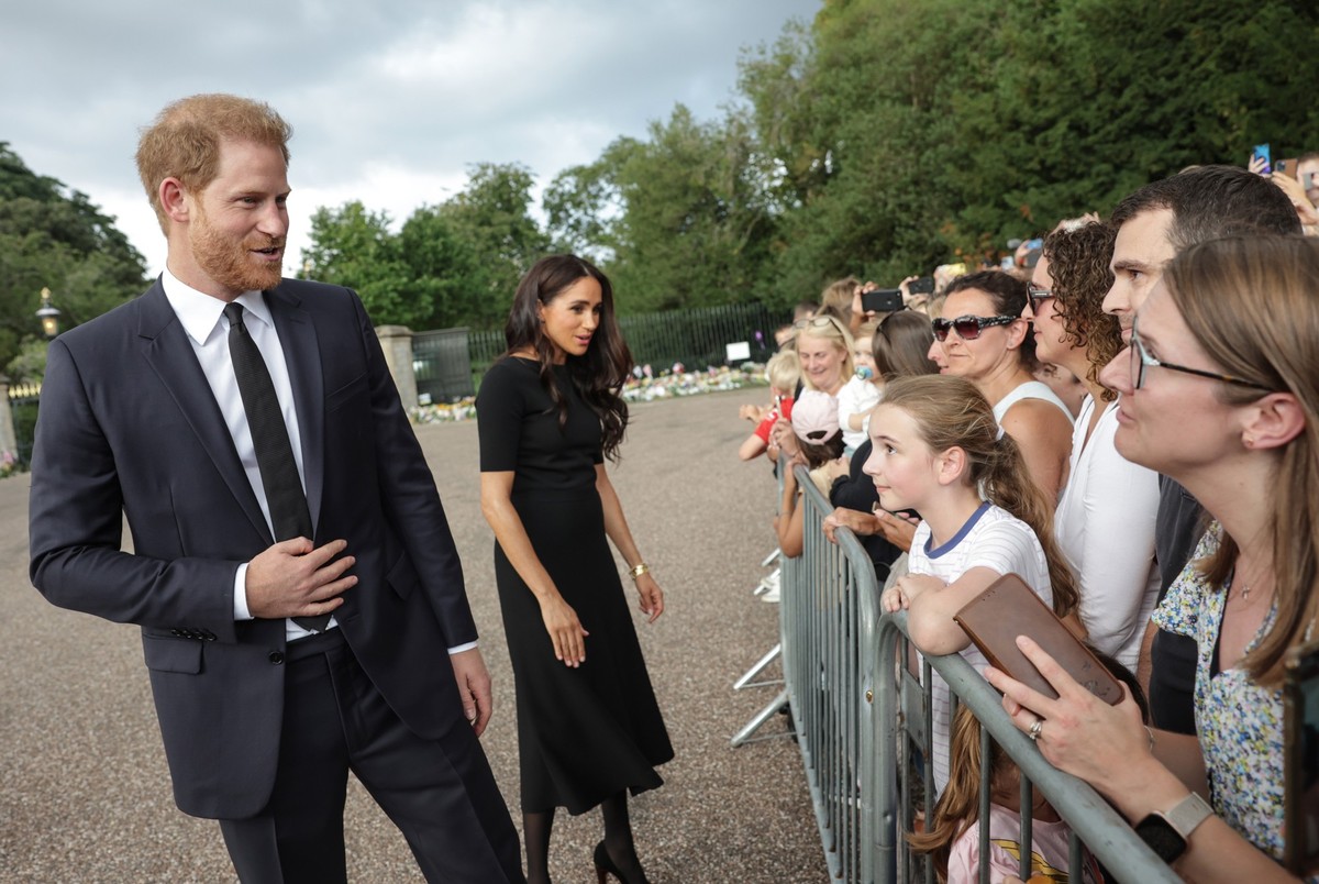 ARCHIV - 10.09.2022, Gro�britannien, Windsor: Der britische Prinz Harry, Herzog von Sussex, und seine Frau Meghan, Herzogin von Sussex, treffen nach dem Tod der britischen K�nigin Elizabeth II. auf Sc ...