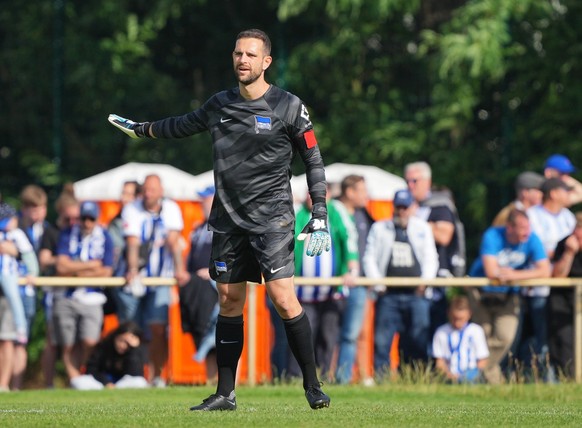 ARCHIV - 02.07.2023, Brandenburg, Stahnsdorf: Fußball: 2. Bundesliga, Testspiele, RSV Eintracht 1949 Stahnsdorf - Hertha BSC auf dem Stahnsdorfer Sportplatz. Herthas Marius Gersbeck. Der Schlussmann s ...