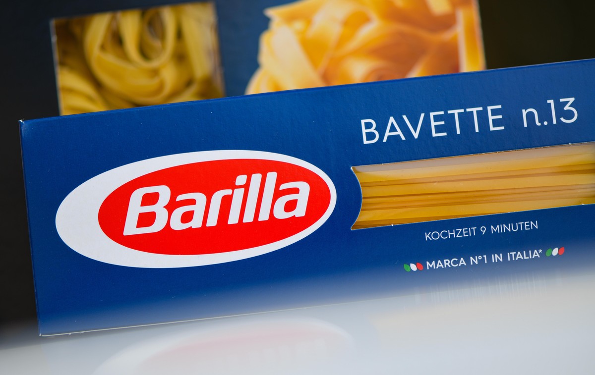 02.03.2020, Brandenburg, Grünheide: ILLUSTRATION - Verschiedene Produkte der Marke Barilla stehen auf einem Tisch (gestellte Aufnahme). Während viele Bundesbürger aus Angst vor dem Coronavirus ihre Vo ...