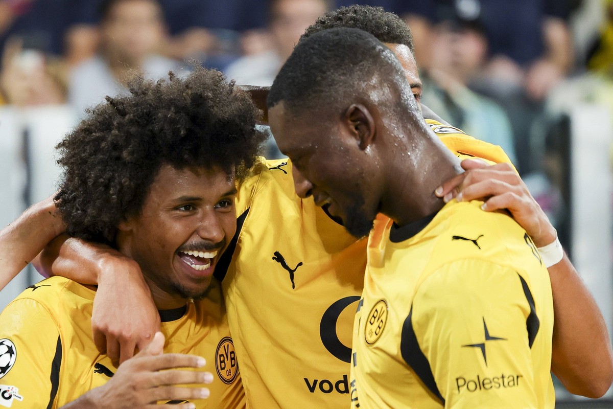 Karim Adeyemi Borussia Dortmund bejubelt seinen Treffer zum 0:1 mit Serhou Guirassy Borussia Dortmund, UEFA Champions League 2025/26 League Phase MD1, Juventus v Borussia Dortmund, Juventus Stadium am ...