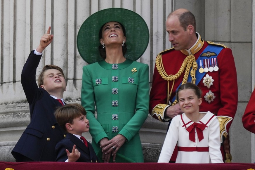 17.06.2023, Großbritannien, London: Prinz George, Prinz Louis, Prinzessin Kate, Prinz William und Prinzessin Charlotte stehen auf dem Balkon des Buckingham Palastes, um die Flugschau im Anschluss an d ...