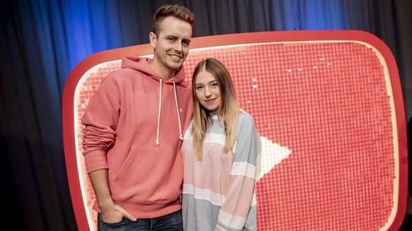 05.12.2018, Berlin: Das YouTuber-Paar Julian «Julienco» Claßen und Bianca «Bibi» Claßen stehen beim YouTube-Jahresrückblick 2018 im YouTube Space Berlin vor einem YouTube-Logo. Foto: Christoph Soeder/ ...