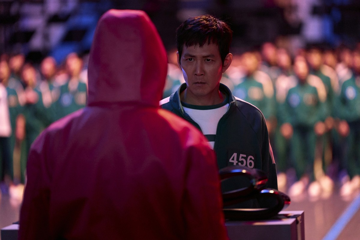 HANDOUT - 19.12.2024, S�dkorea, ---: Lee Jung-jae als Seong Gi-hun will den &quot;Squid Game&quot;-Machern in Staffel 2 das Handwerk legen (undatiertes Handout). (zu dpa: ��Squid Game 2� ist schon dri ...