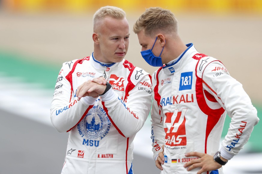 Nikita Mazepin (l.) und Mick Schumacher im Gespräch