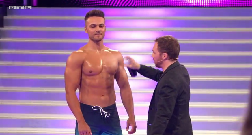 Edgar 2018 bei "Take me out". Moderator Ralf Schmitz half mit Körperöl aus.