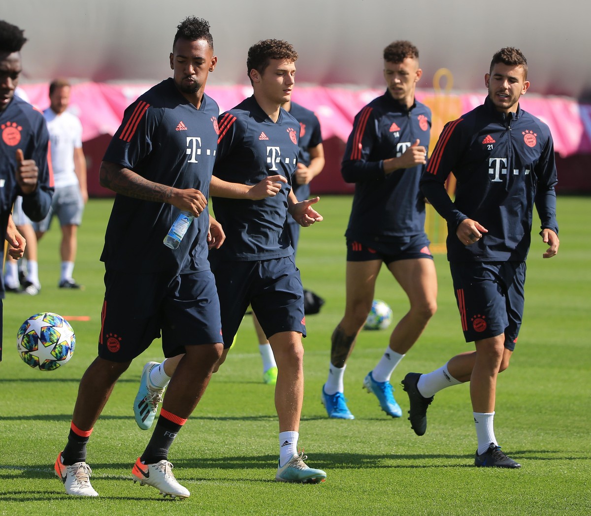 17.09.2019, FC Bayern Training, Muenchen, Fussball, im Bild: Jerome Boateng (FCB), Benjamin Pavard (FCB), Ivan Perisic (FCB) und Lucas Hernandez (FCB) *** 17 09 2019, FC Bayern Training, Munich, socce ...