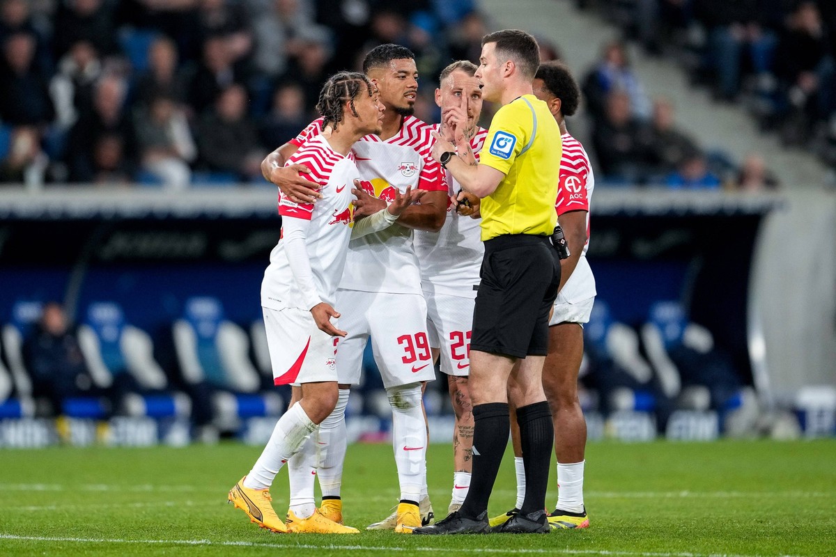 Xavi Simons RBL, 20, Mitte, links wird von Harm Osmers Schiedsrichter hinausgestellt, Gelb-Rote Karte, Platzverweis, Hinausstellung, Feldverweis, second yellow card, Highlight, Action, Aktion, Spielsz ...