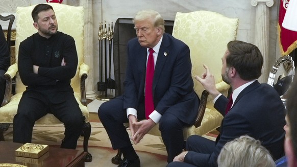 28.02.2025, USA, Washington: US-Vizepräsident JD Vance (r) spricht mit dem ukrainischen Präsidenten Wolodymyr Selenskyj (l) im Beisein von US-Präsident Donald Trump (M) im Oval Office des Weißen Hause ...