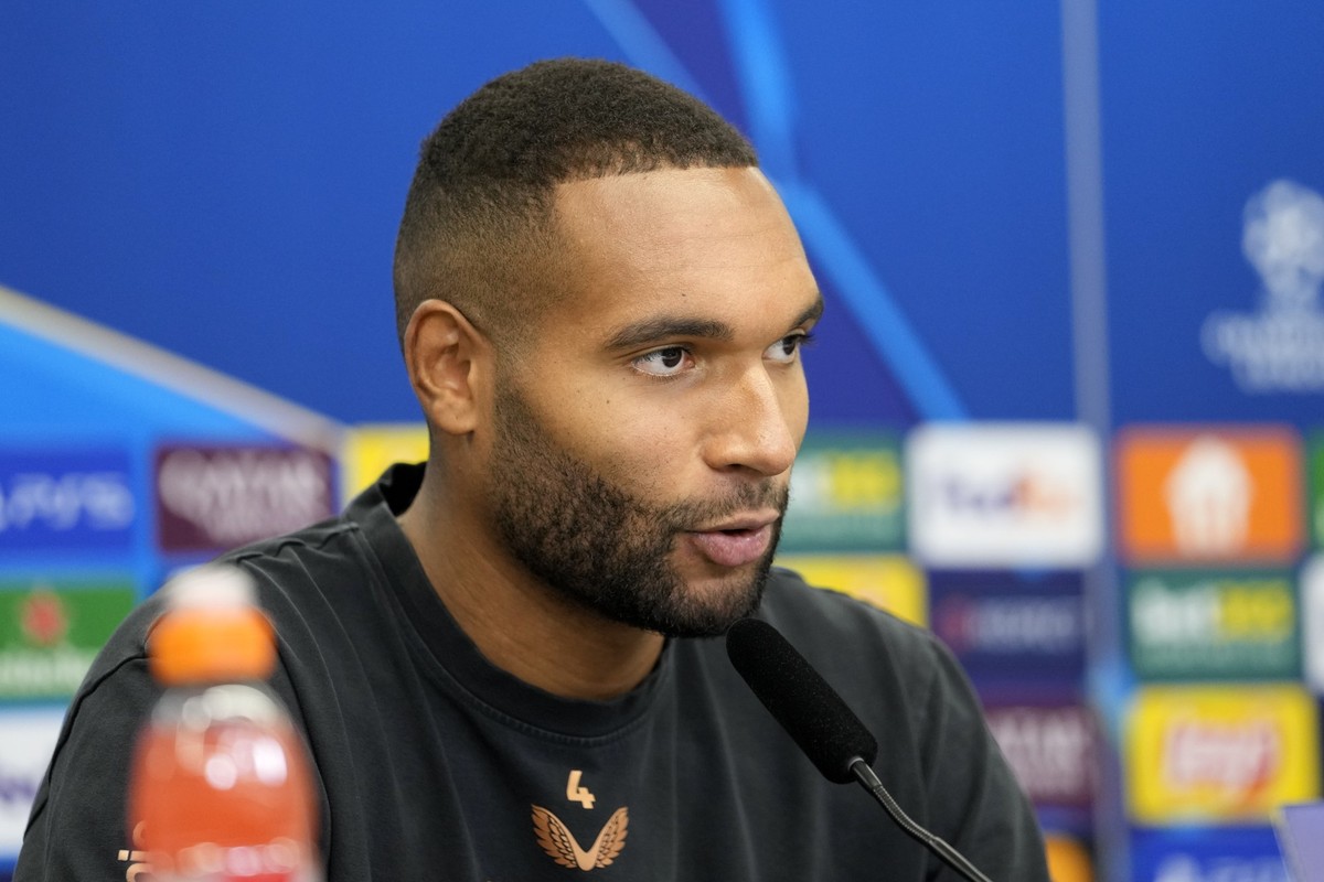 Leverkusen&#039;s Jonathan Tah talks to the media during a press conference ahead of the Champions League opening phase soccer match between Bayer Leverkusen and AC Milan in Leverkusen, Monday, Sept.  ...