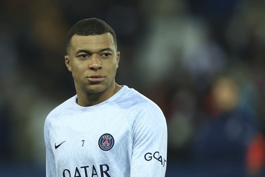 ARCHIV - 02.04.2023, Frankreich, Paris: Fußball: Ligue 1, Frankreich, 29. Spieltag, Paris Saint-Germain - Olympique Lyon, Parc des Princes: Kylian Mbappe von Paris Saint-Germain wärmt sich vor dem Spi ...