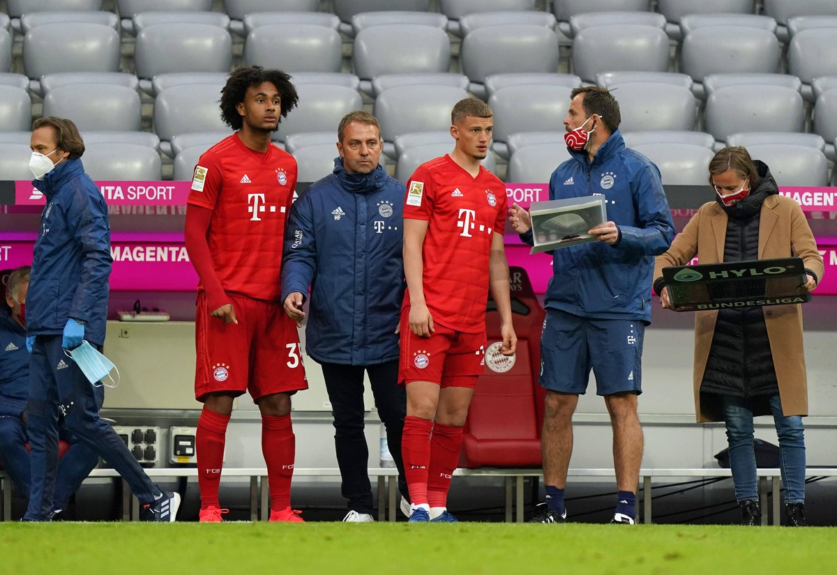 1.Bundesliga FC BAYERN MUENCHEN - EINTRACHT FRANKFURT Muenchen, Deutschland, 23. Mai 2020, Joshua ZIRKZEE, FCB 35 und Mickael Michael CUISANCE, FCB 11 werden von headcoach Hansi FLICK FCB, team manage ...