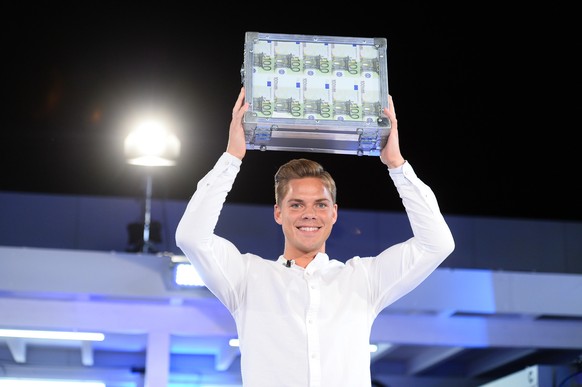 Titel: Big Brother; Staffel: 13; Cedric gewinnt &quot;Big Brother&quot; 2020 und 100.000 Euro // SAT.1-App knackt die Marke von 20 Millionen Bewohner-Bewertungen Emotionales Finale trotz Mindestabstan ...